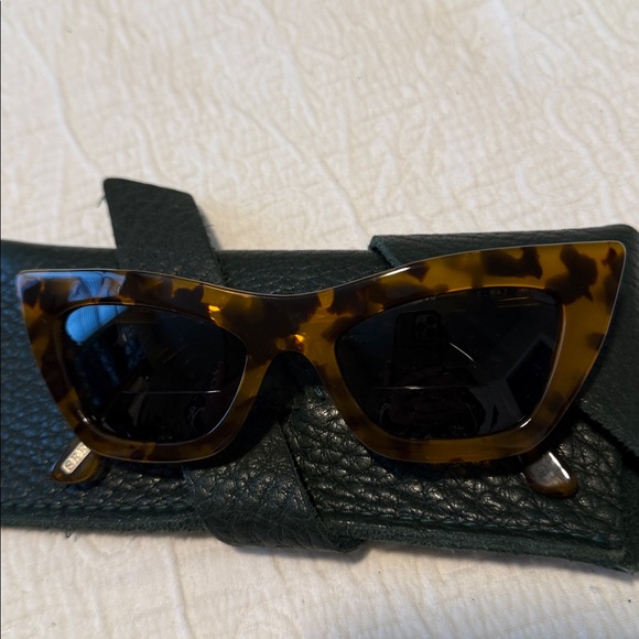 Tortoise Shell Cat-Eye Sunglasses - Picture 7 of 7
